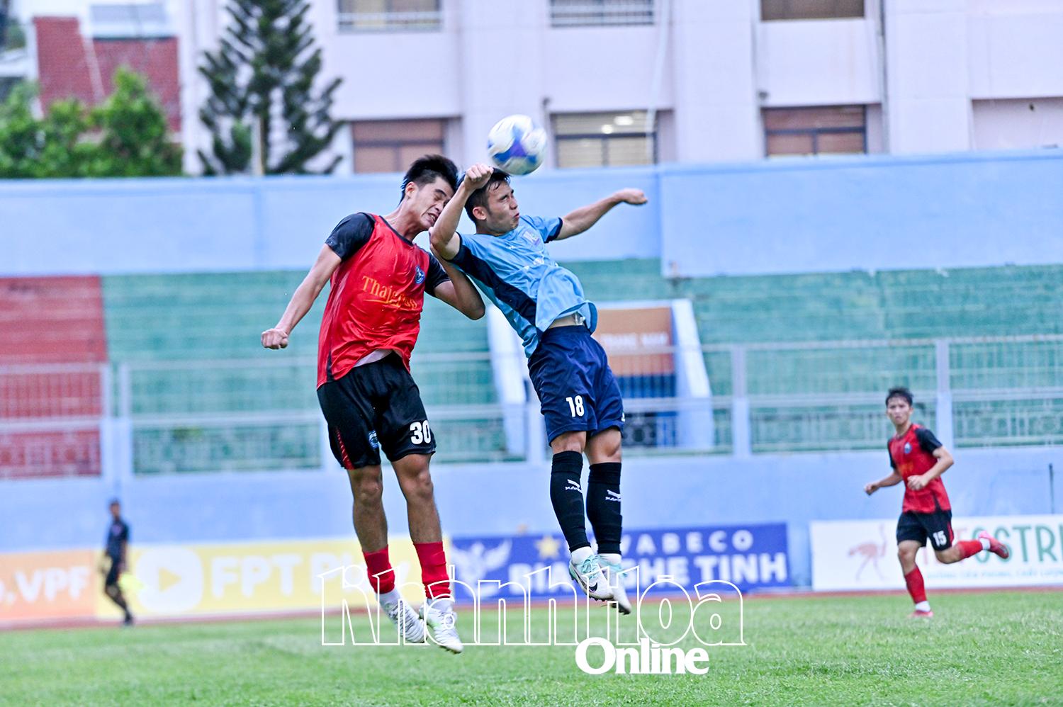 Khatoco Khanh Hoa players (right) in a recent friendly match at home field