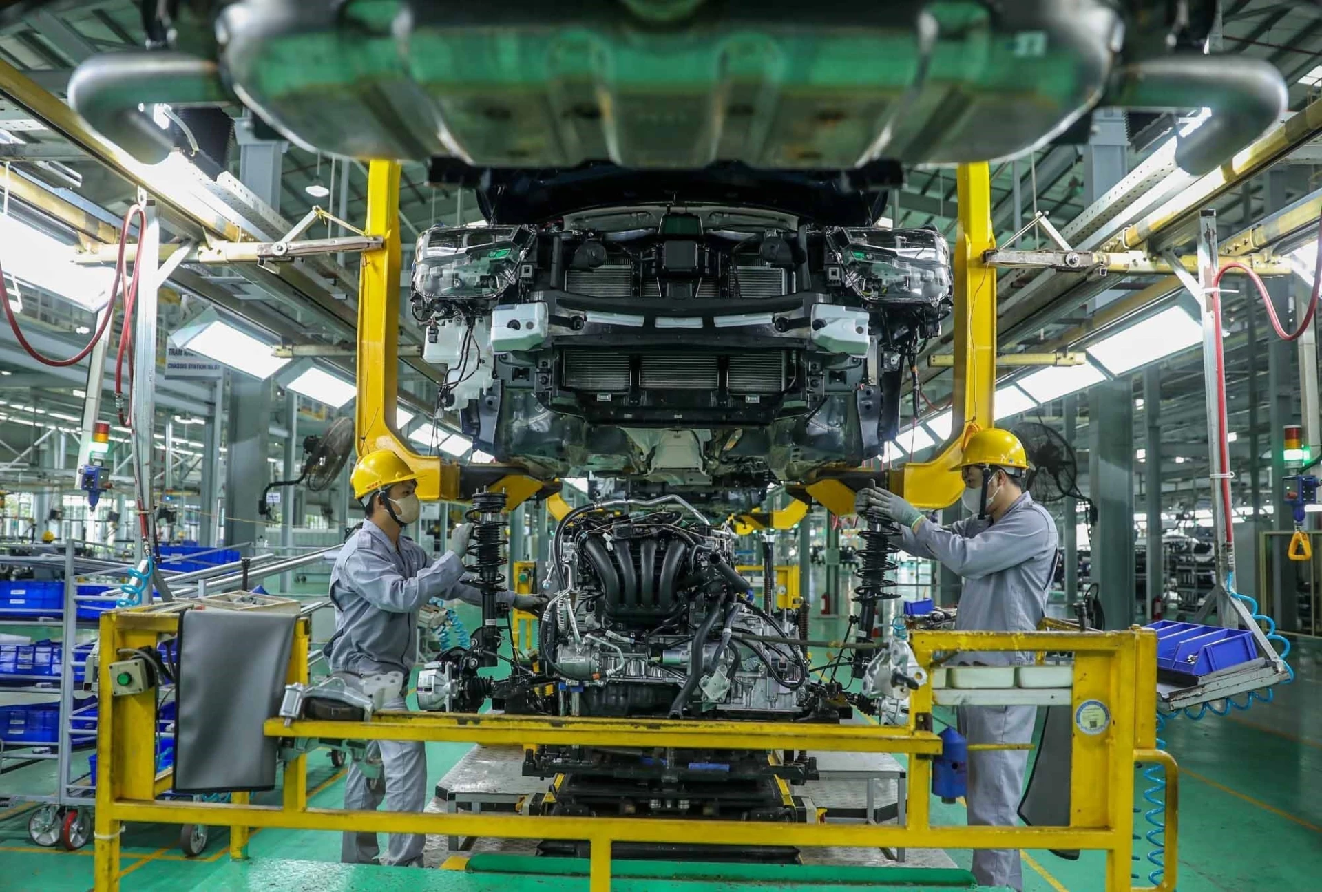 Công nhân vận hành dây chuyền lắp ráp ô tô tại nhà máy của Công ty cổ phần Ô tô Trường Hải (Thaco) trong Khu kinh tế mở Chu Lai, thành phố Đà Năng_Ảnh: TTXVN

