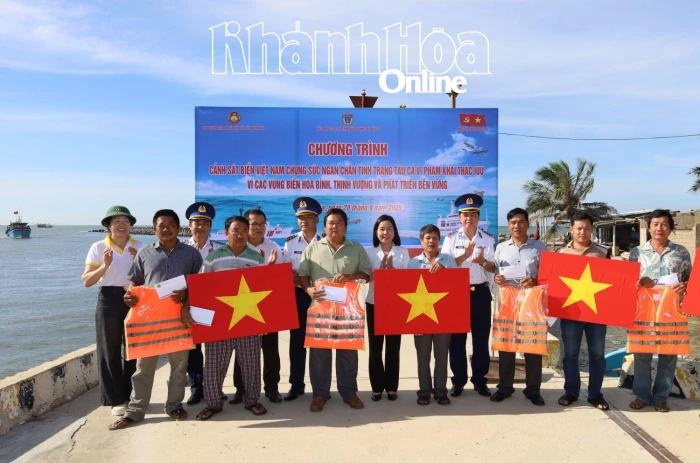 Chương trình “Cảnh sát biển đồng hành với ngư dân” tại xã Cà Ná