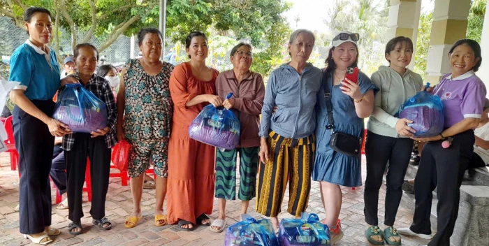 Hội Liên hiệp Phụ nữ xã Diên Thọ tặng quà cho người dân có hoàn cảnh khó khăn