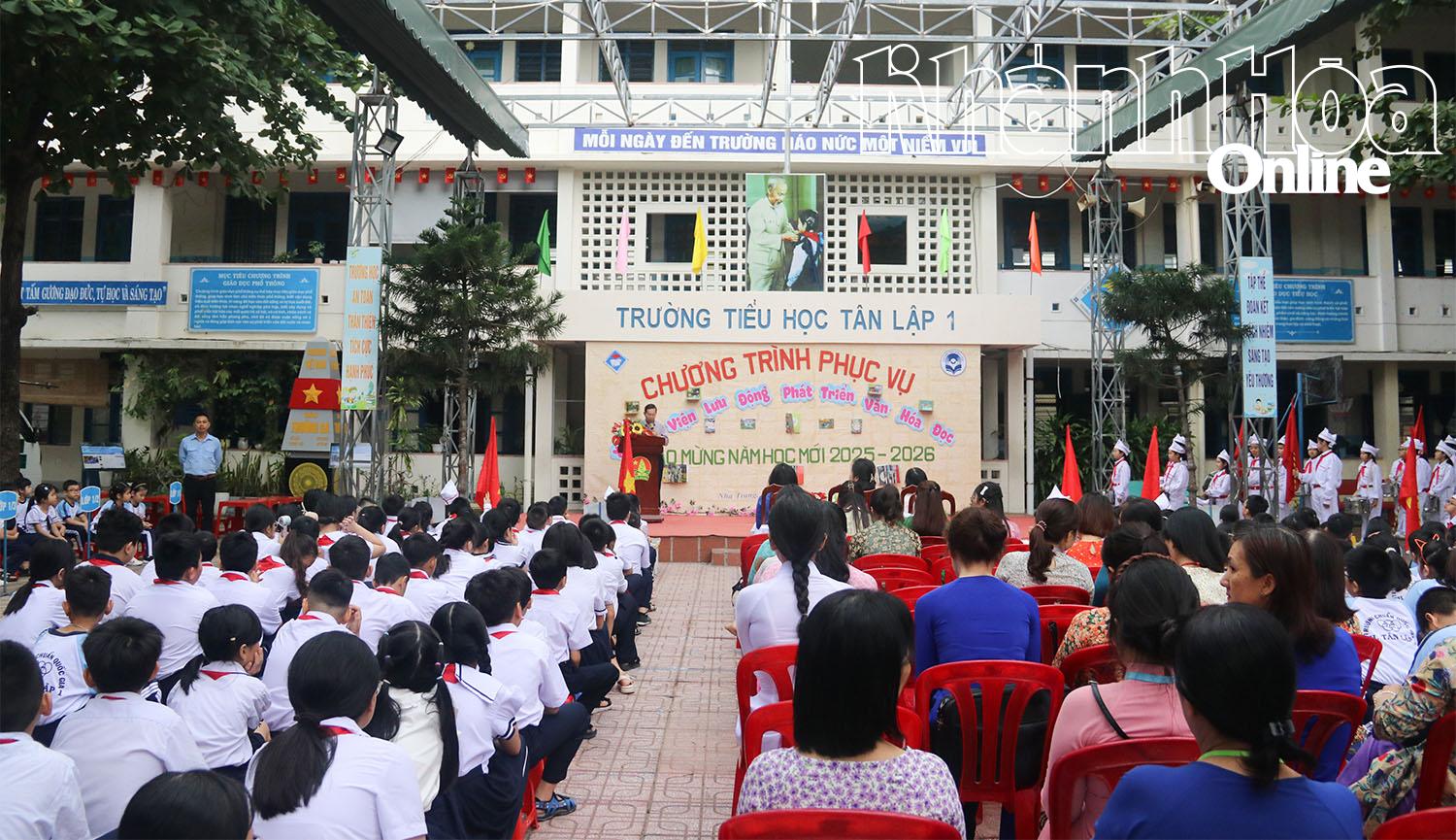 Bookmobile program at Tan Lap 1 Primary School 

