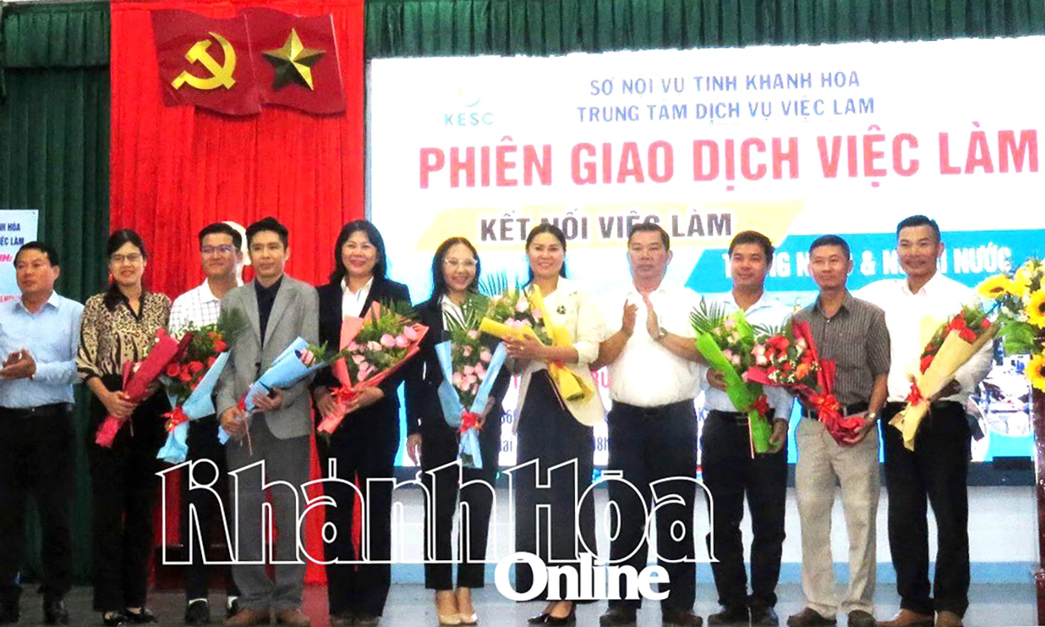 Ông Nguyễn Thành Sơn - Phó Giám đốc Sở Nội vụ cùng lãnh đạo Trung tâm Dịch vụ việc làm tỉnh tặng hoa cảm ơn các nhà tuyển dụng và địa phương.