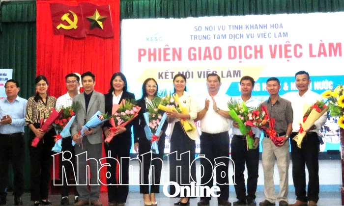 Hơn 170 lao động tham gia phiên giao dịch việc làm tại xã Vạn Ninh