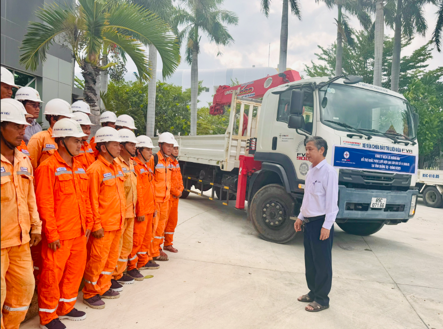 Ông Đỗ Nguyên Hưng (Áo trắng)-Giám đốc Công ty Điện lực Khánh Hòa phát biểu và động viên Đội xung kích tham gia hỗ trợ khắc phục lưới điện sau cơn bão số 10 (Bualoi)