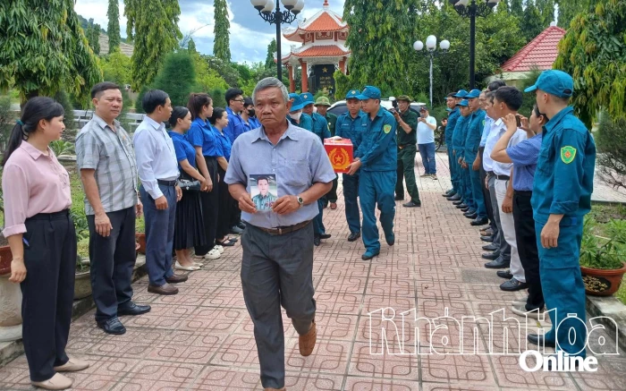 Hài cốt liệt sĩ Trần Phi Hổ được đưa về an táng tại Nghĩa trang liệt sĩ Diên Khánh