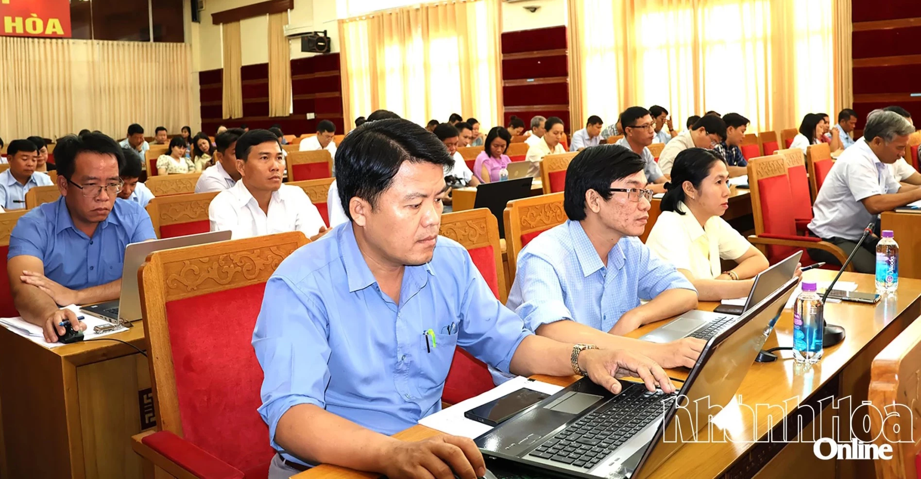 Các đại biểu dự hội nghị.