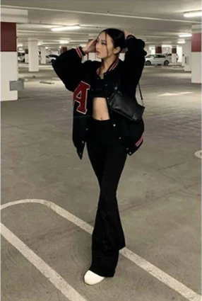 Để ăn gian chiều cao hiệu quả, bạn có thể chọn áo bomber dáng ngắn sẽ giúp phần trên trông dài hơn mà không làm mất đi sự cân đối khi mặc với quần ống loe.