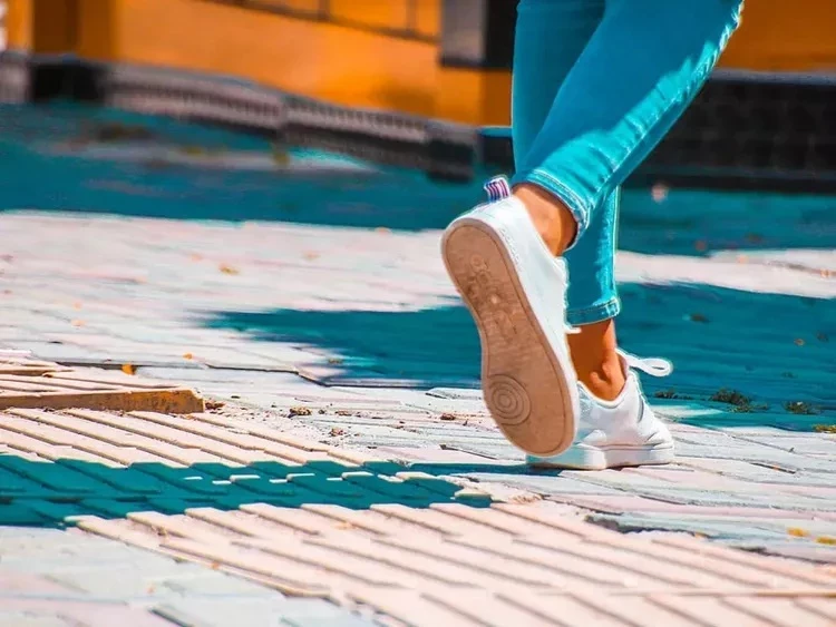 Đi bộ trên các đoạn đường dốc kích hoạt các nhóm cơ khiến tim và phổi phải làm việc nhiều hơn (Ảnh: Getty Images)