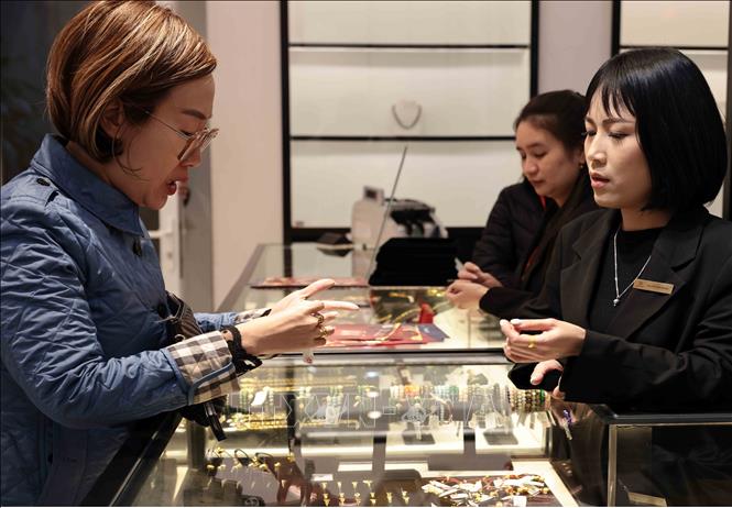 Mua, bán vàng tại cửa hàng vàng Phú Quý. Ảnh: Trần Việt/TTXVN