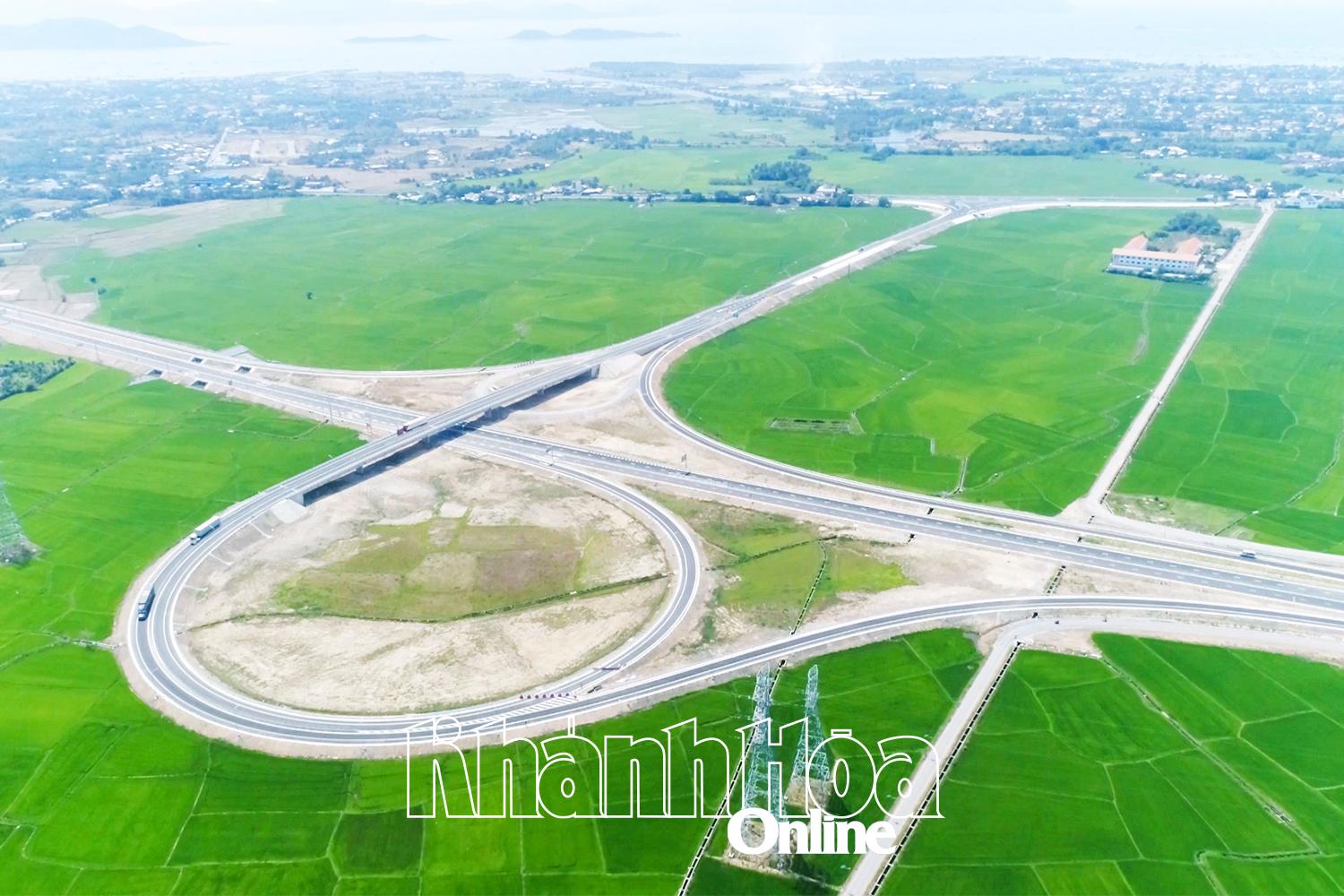 The North-South Expressway passing through Van Ninh commune and neighboring areas