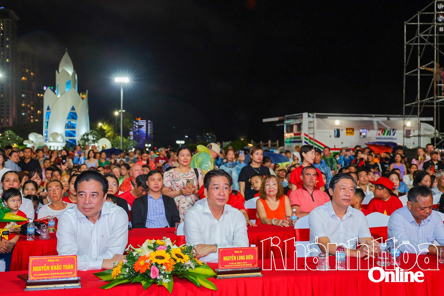 Nguyen Khac Toan, Nguyen Long Bien and leaders of localities attending the special music program

