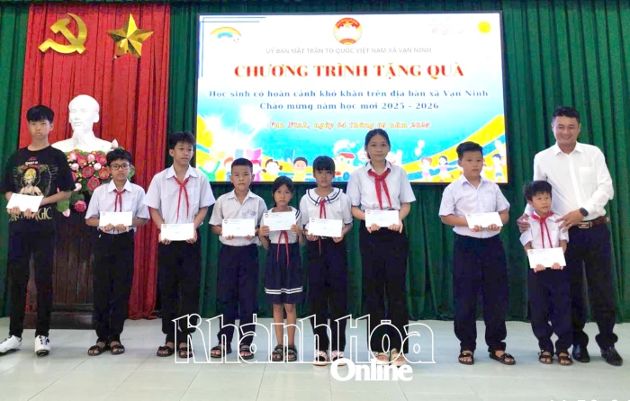 Ủy ban MTTQ Việt Nam xã Vạn Ninh trao 38 suất quà cho học sinh có hoàn cảnh khó khăn