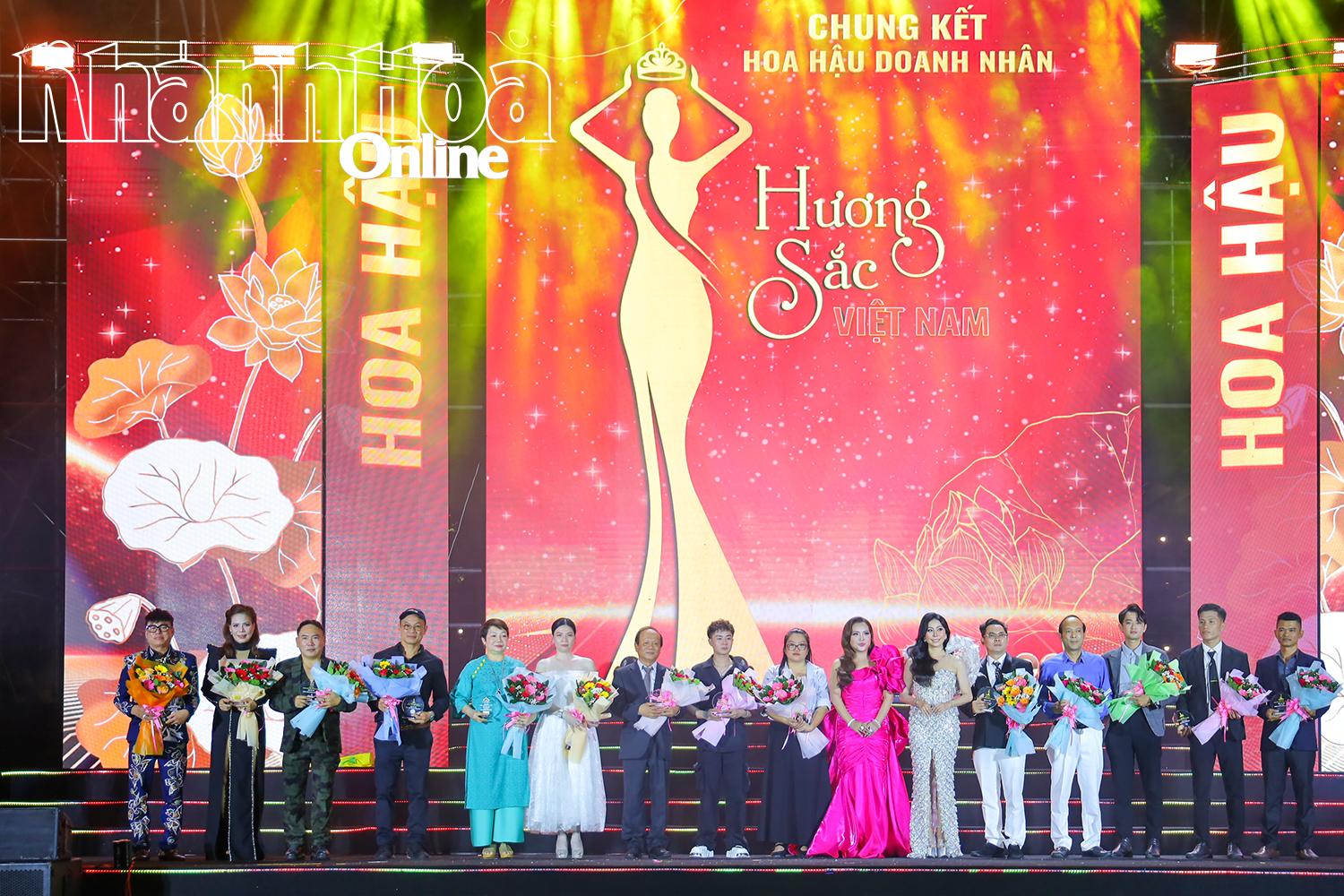 Representatives of the organizing committee presenting flowers and commemoratives plaques to the sponsors

