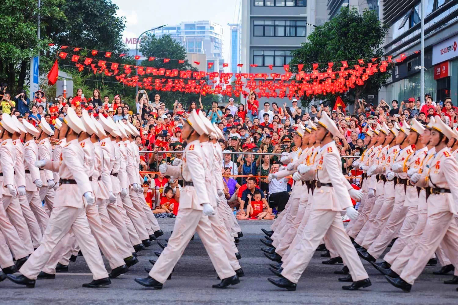 Nhân dân chào đón các khối diễu binh, diễu hành trong niềm hân hoan và tự hào trên khắp các nẻo đường Hà Nội_Ảnh: TTXVN