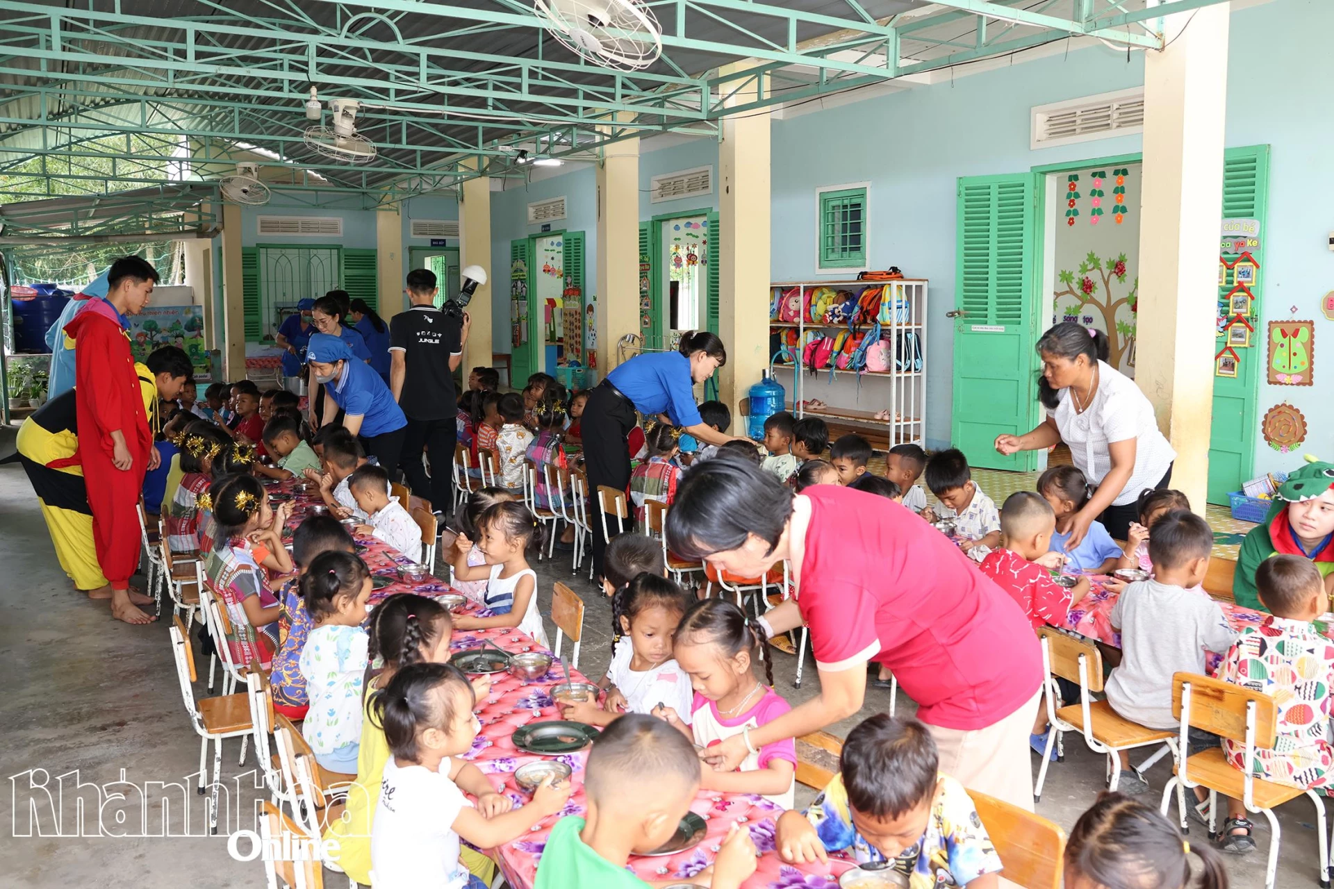 Chuyển suất ăn xế đến với các em.