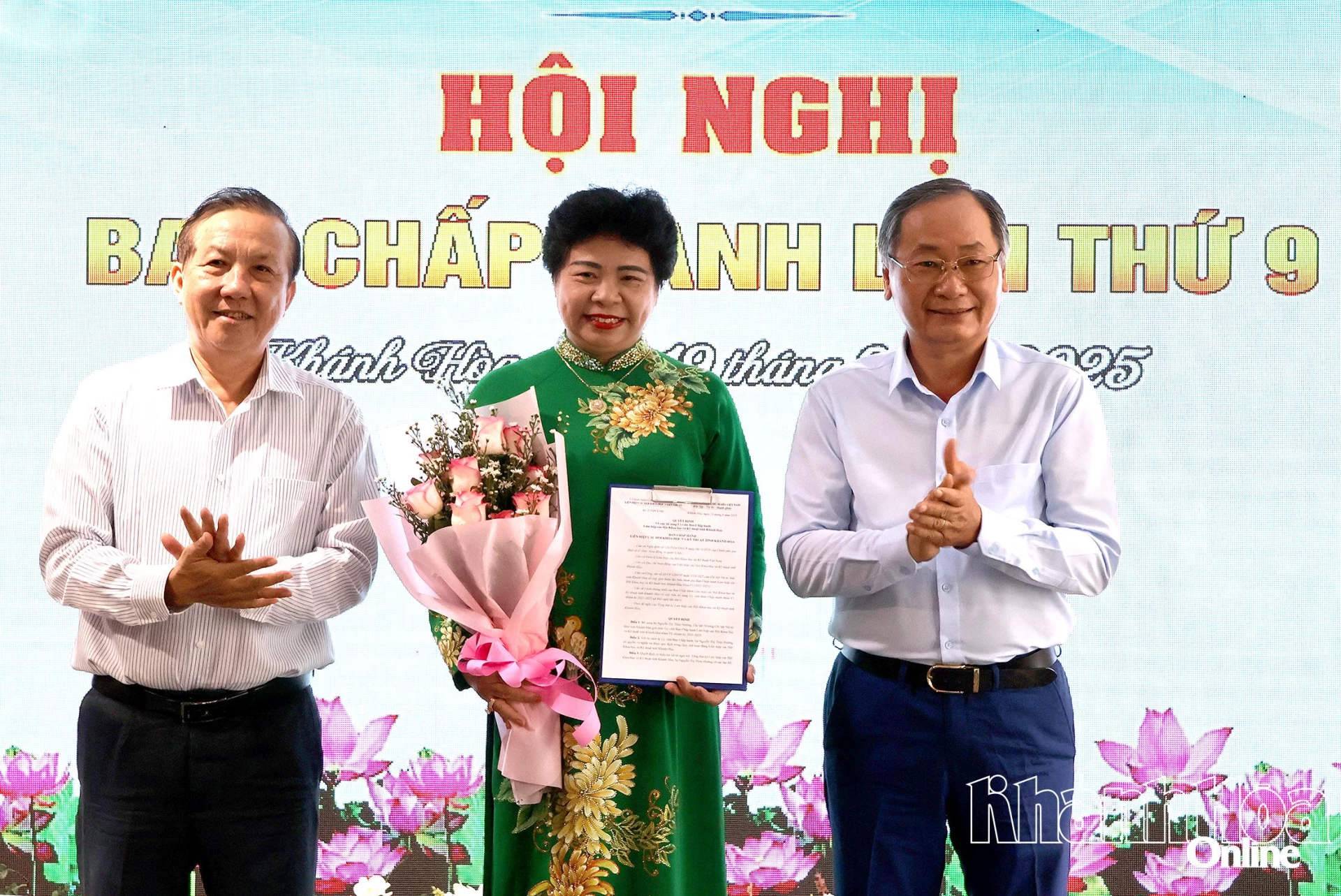 Trao quyết định bổ sung Ủy viên Ban Chấp hành Liên hiệp các Hội Khoa học và Kỹ thuật tỉnh Khánh Hòa.