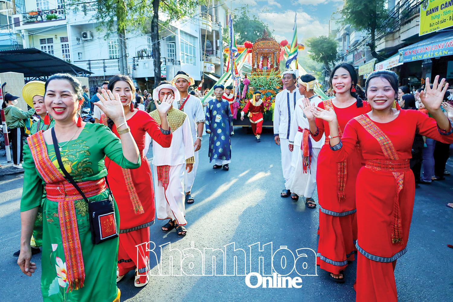 Cham people participate in Po Nagar Temple Festival

