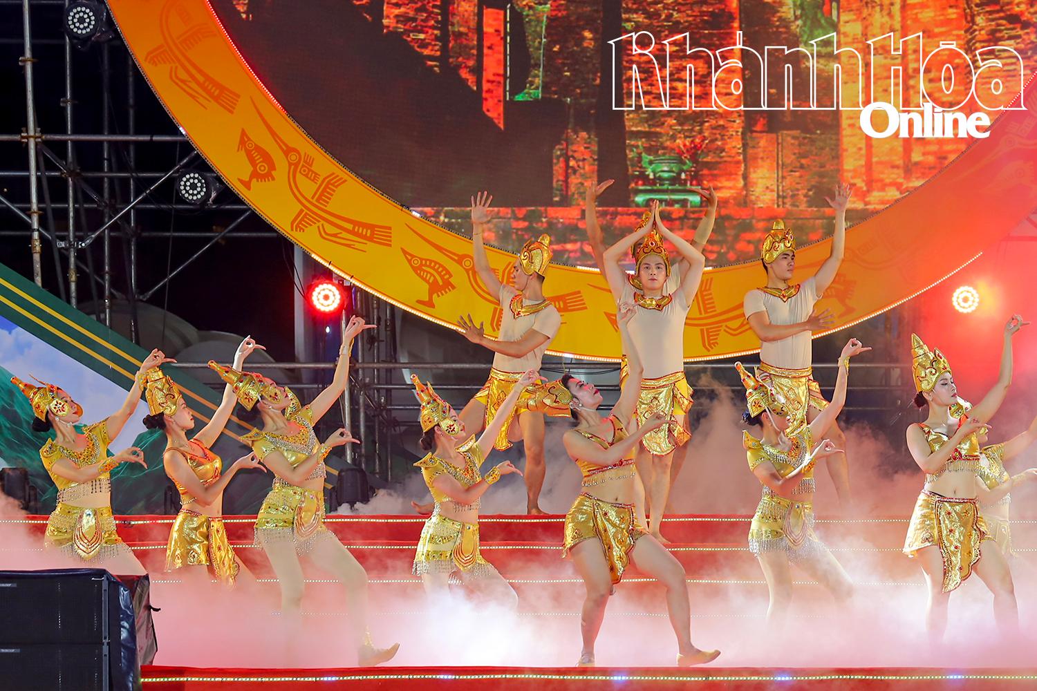Cham dance performance in the artistic program celebrating success of the 1st Khanh Hoa Provincial Party Congress

