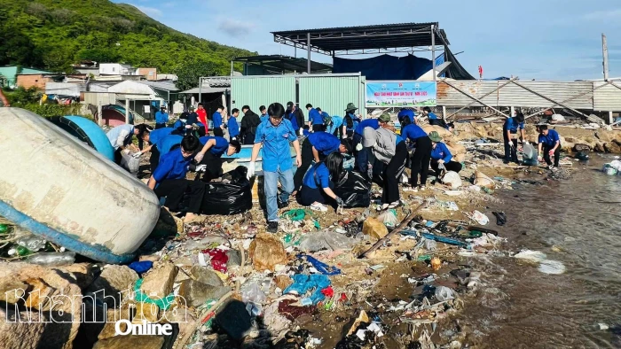 Ra quân làm sạch bãi biển