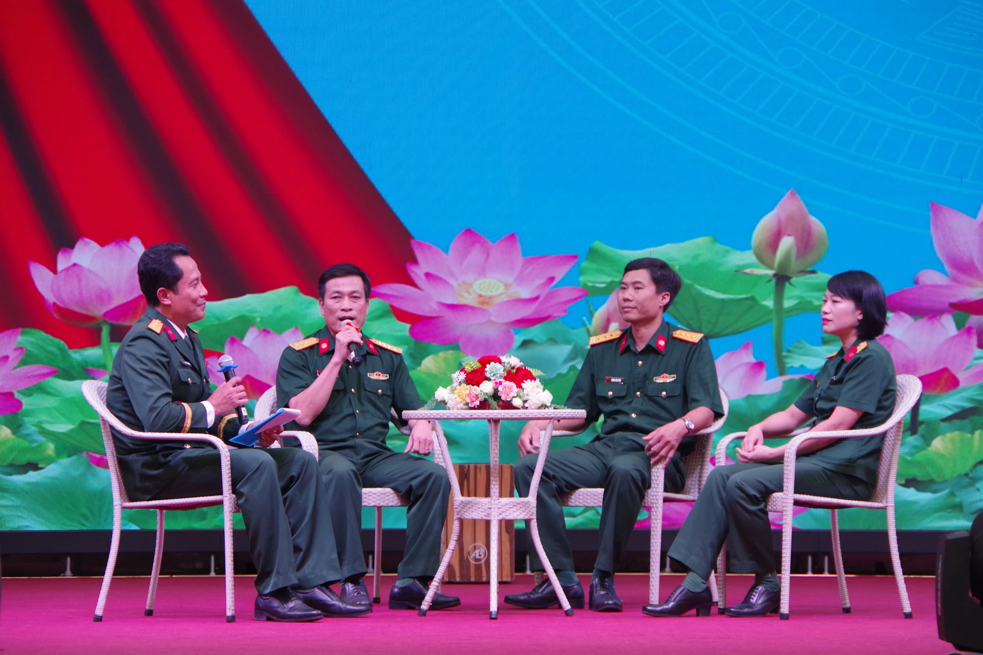 Đại biểu tham gia giao lưu tại toạ đàm.