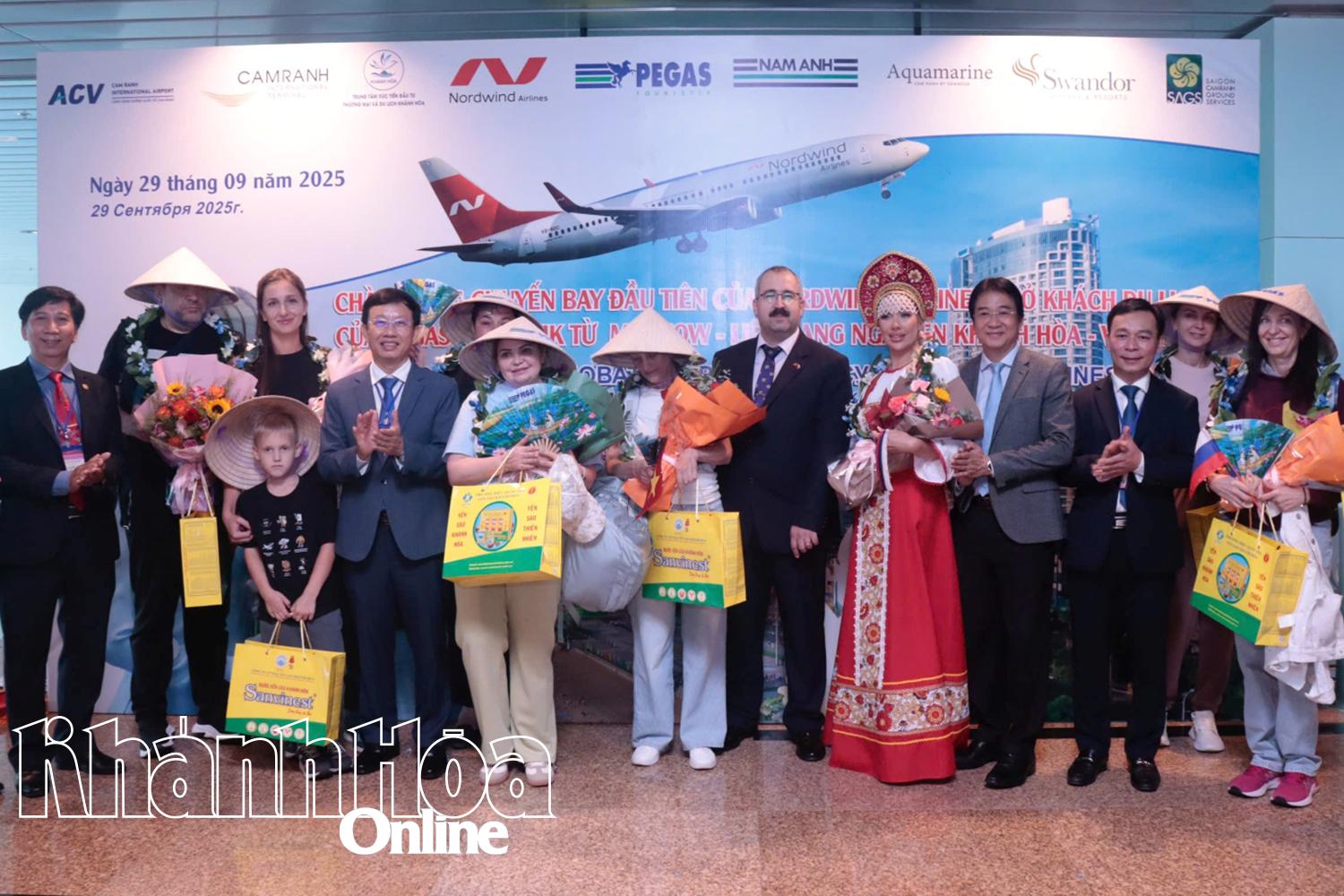 Phó Chủ tịch Thường trực UBND tỉnh Nguyễn Long Biên, cùng đại biểu chào đón khách Nga đến Khánh Hòa trên chuyến bay của Hãng Hàng không Nordwind.