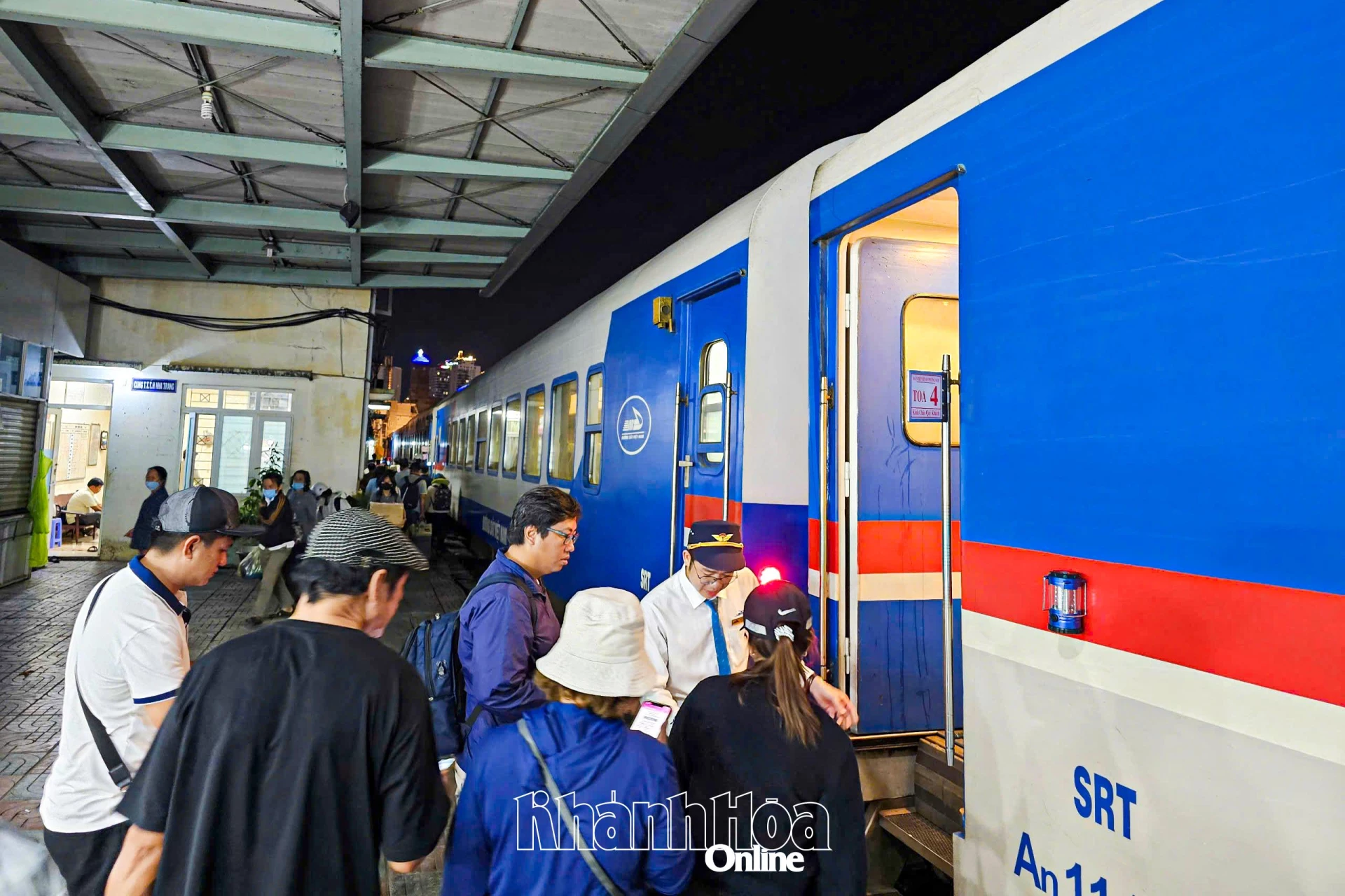 Hành khách lên tàu tại ga Nha Trang.