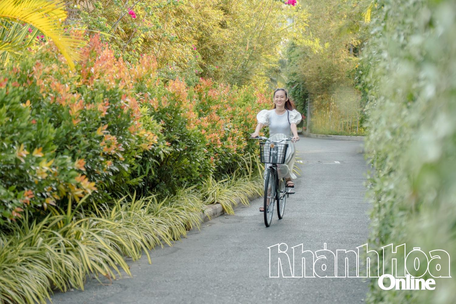 Du khách dạo chơi bằng xe đạp ở Ana Mandara Cam Ranh
