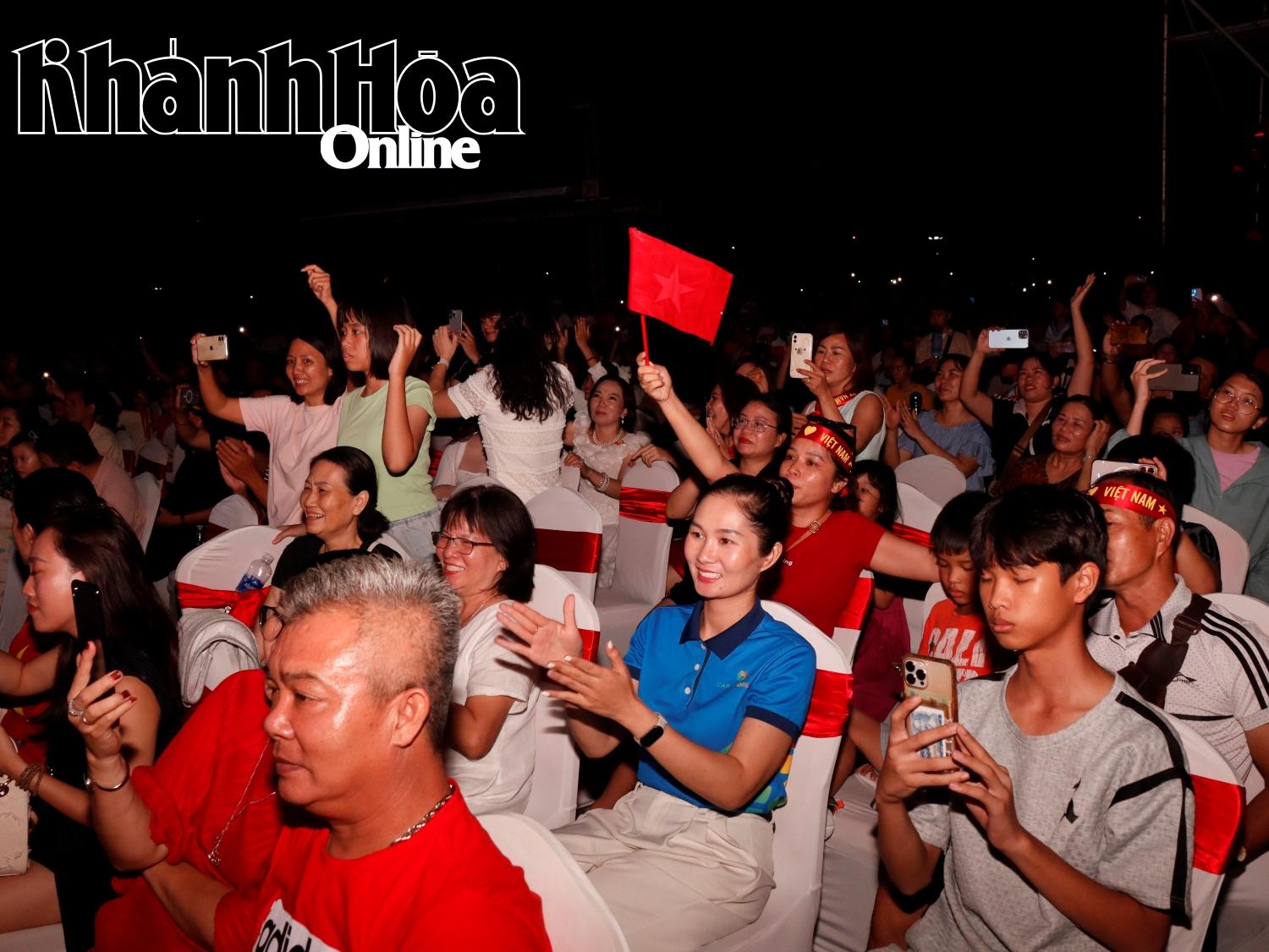 The music program draws a lot of audience

