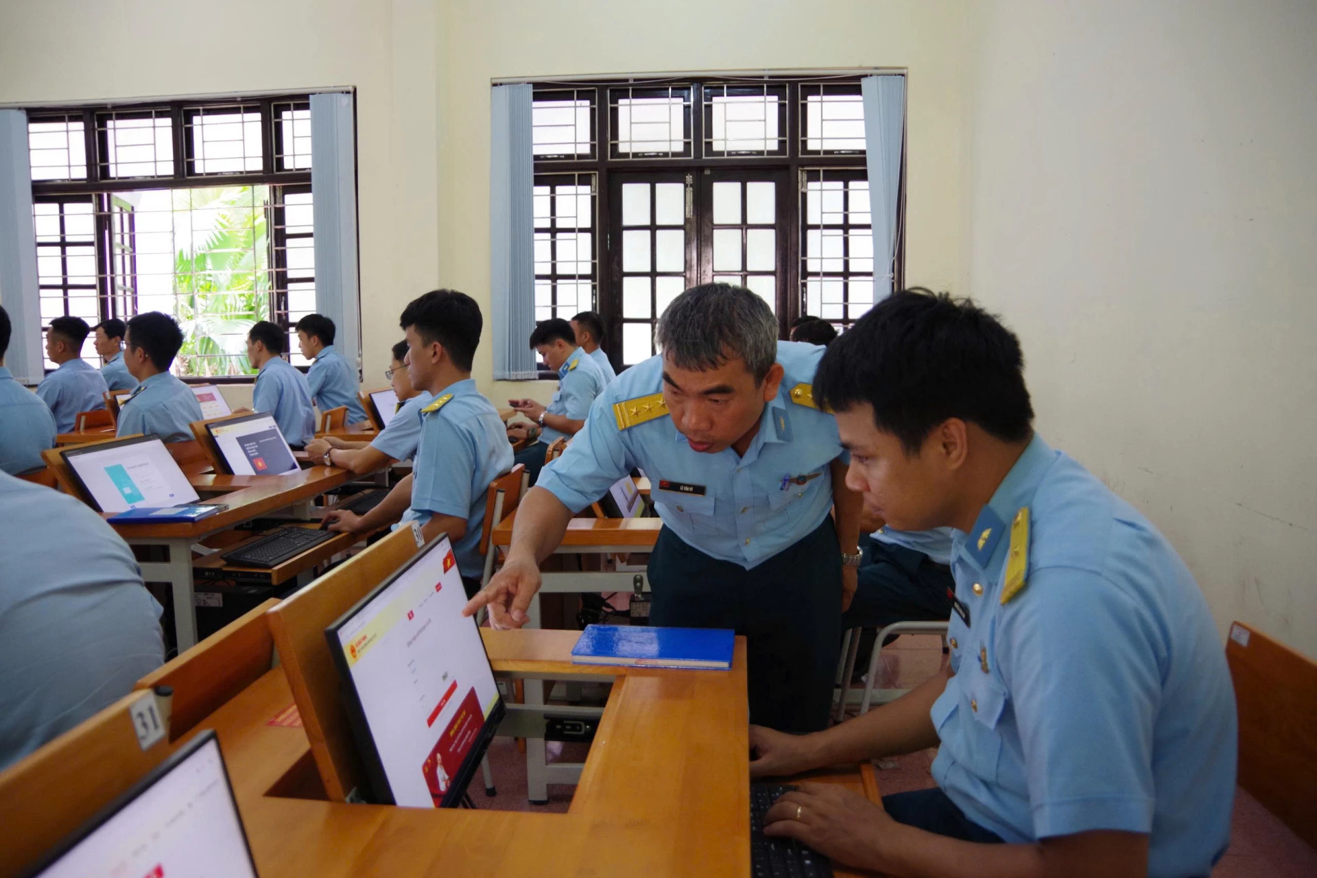 Các học viên theo dõi bài giảng  trên máy tính.