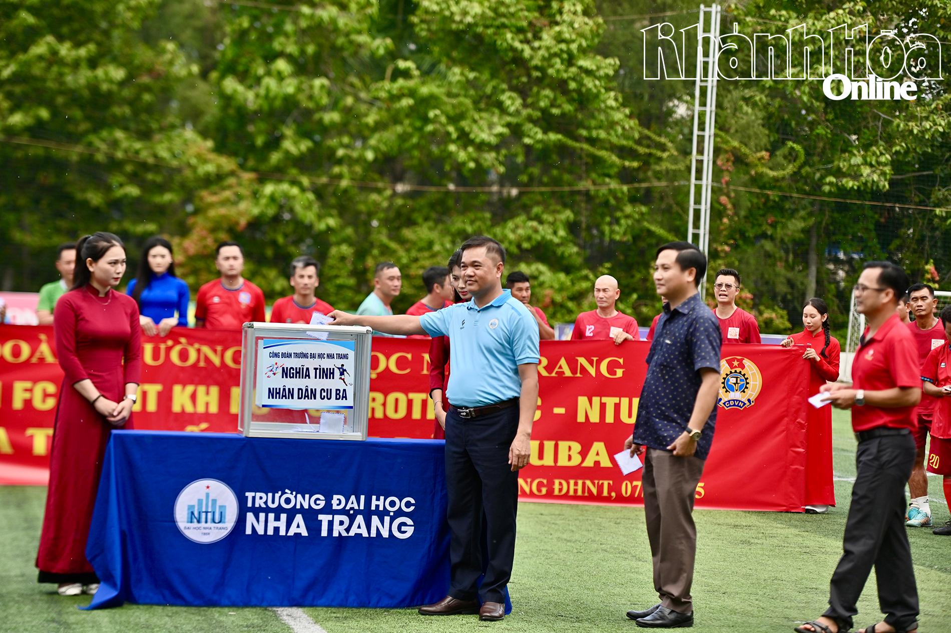 Nha Trang University’s leaders and players donating money

