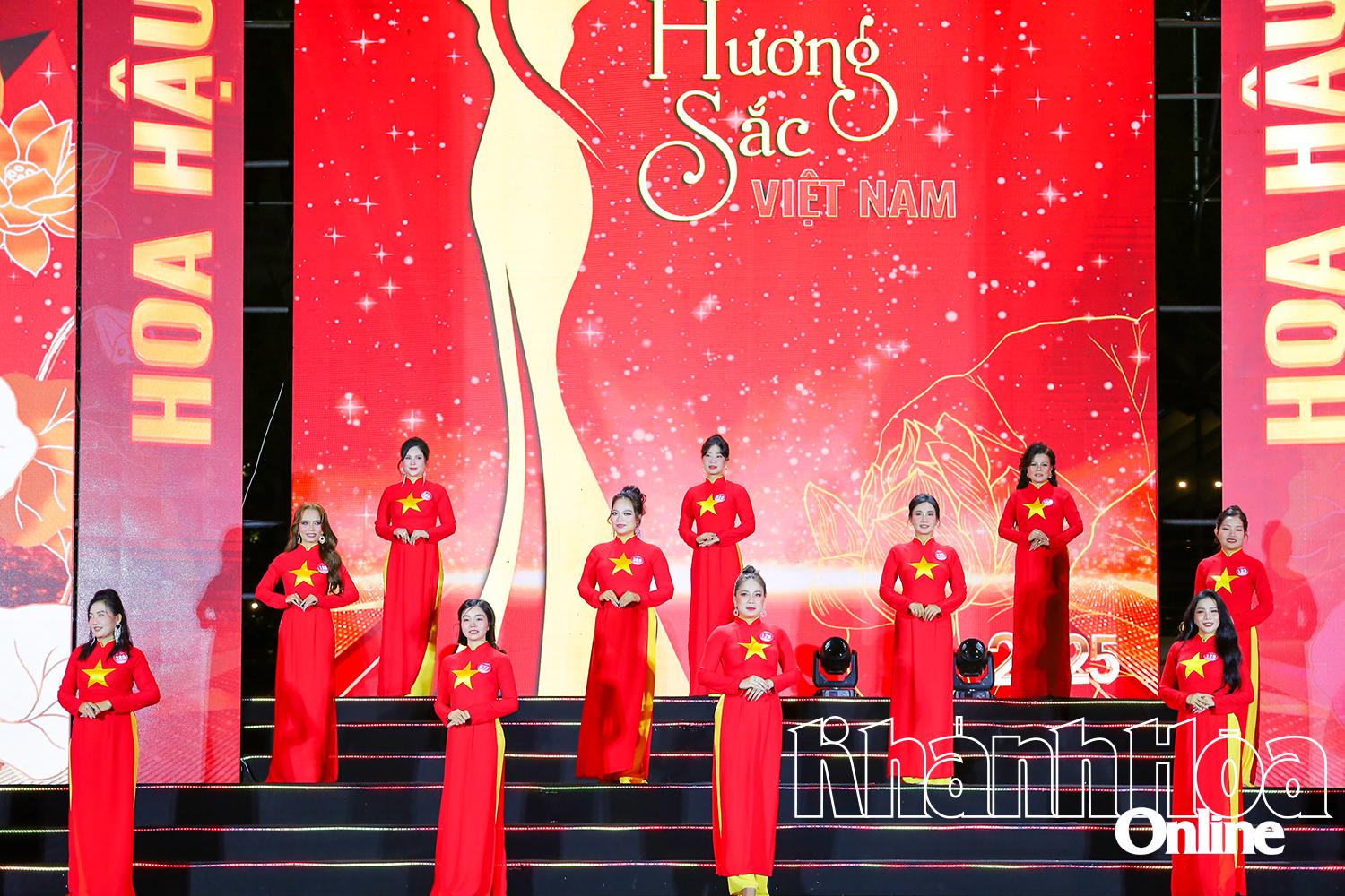 Contestants in Ao Dai

