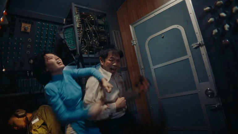 Cảnh các nữ tiếp viên hàng không chiến đấu với không tặc trong phim Tử chiến trên không.