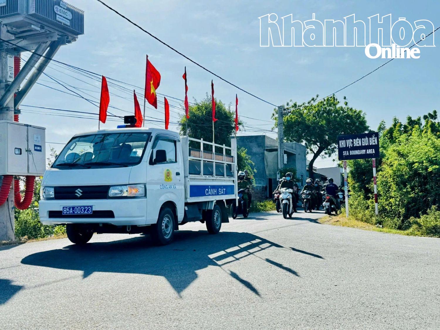 Lực lượng Công an xã Phước Dinh phối hợp tuần tra khép kín địa bàn.