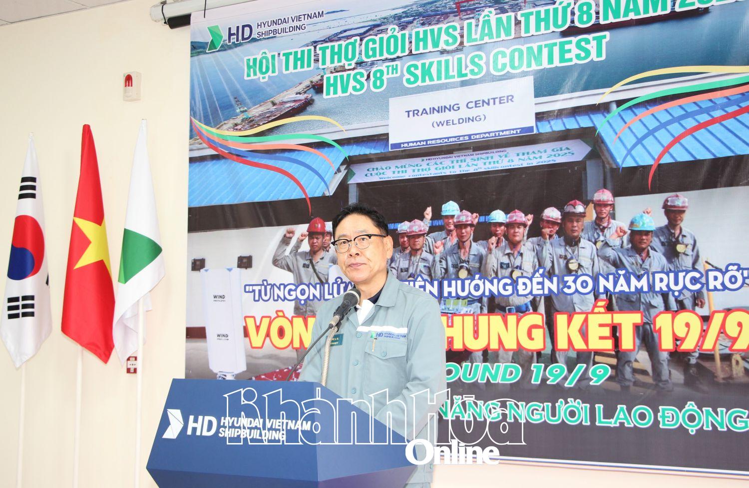 Ông Kim Song Hag - Tổng Giám đốc HVS phát biểu động viên người lao động tham dự hội thi.