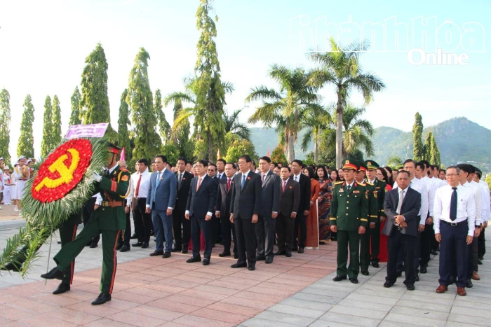 Đoàn đại biểu dự Đại hội Đảng bộ tỉnh Khánh Hòa lần thứ I đặt vòng hoa, dâng hương viếng Nghĩa trang liệt sĩ Hòn Dung