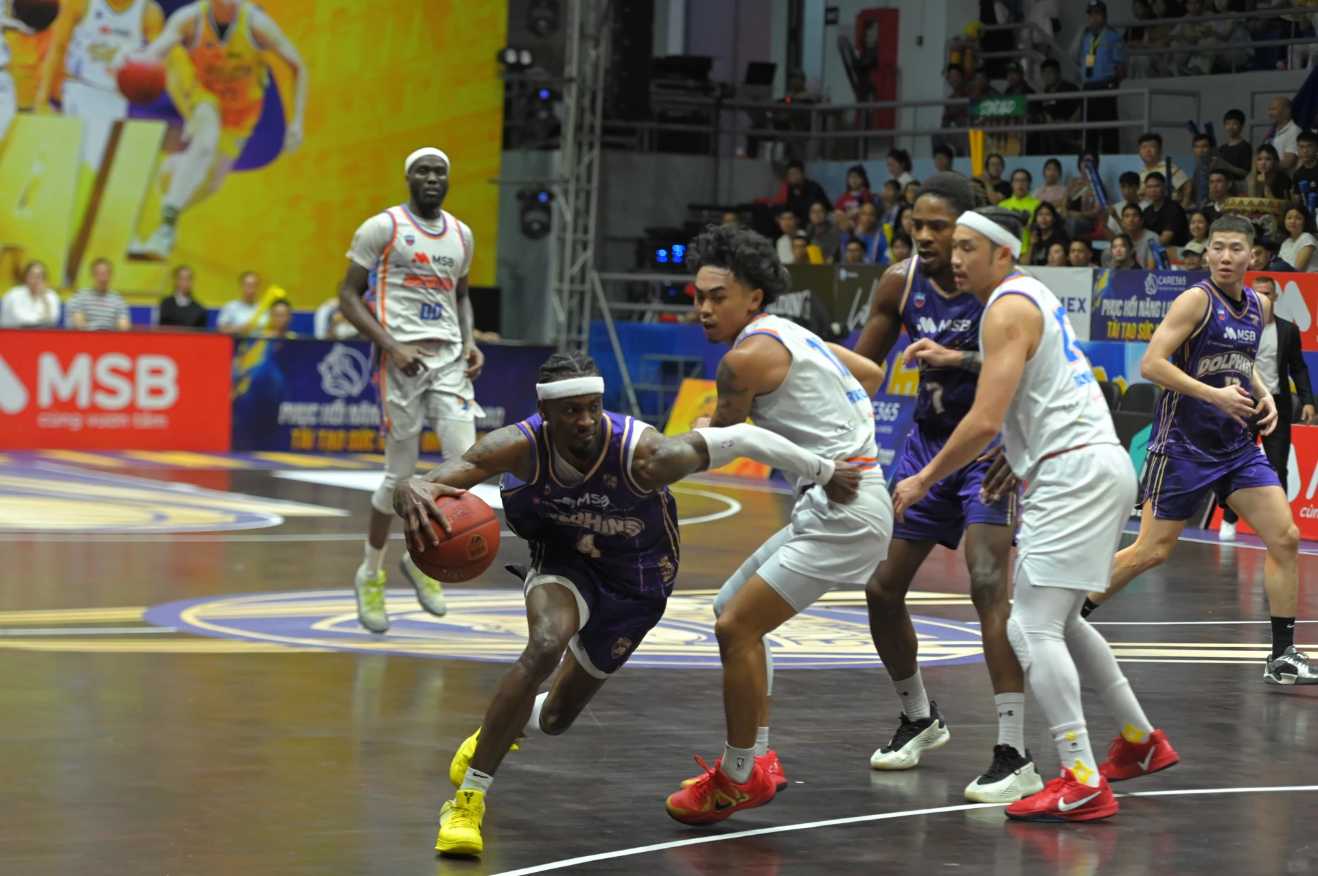 The final match between Nha Trang Dolphins and Hanoi Buffaloes at Khanh Hoa sports arena

