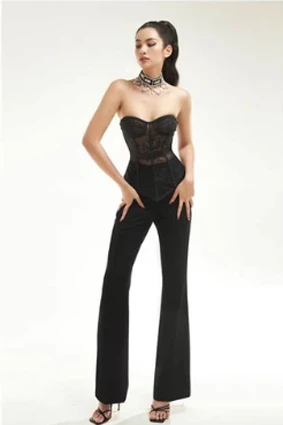 Áo corset có thể giúp kiểm soát và tạo dáng cho vòng eo. Vì thế bạn hãy chọn áo corset có kích thước phù hợp và chất liệu co giãn để đảm bảo sự thoải mái nhất khi mặc.