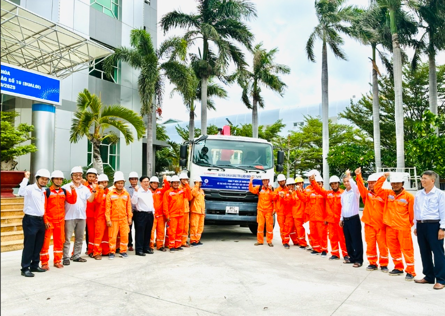 Cán bộ, công nhân Công ty Điện lực Khánh Hòa thể hiện khí thế quyết tâm trước giờ xuất phát, sẵn sàng hỗ trợ khôi phục hệ thống điện tại Quảng Trị.