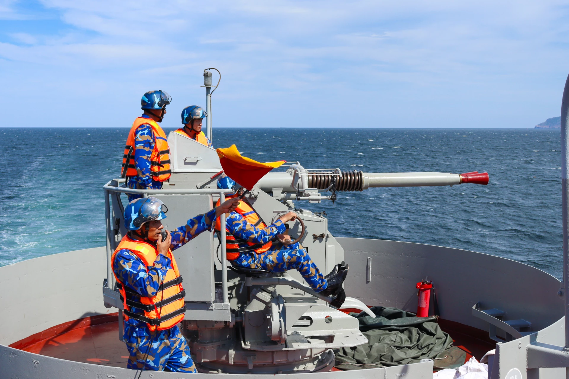 Tàu 503, Lữ đoàn 955 huấn luyện trên biển.