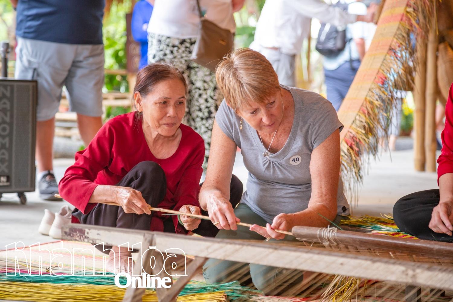 Khách quốc tế tìm hiểu dệt chiếu ở Làng nghề Nha Trang xưa