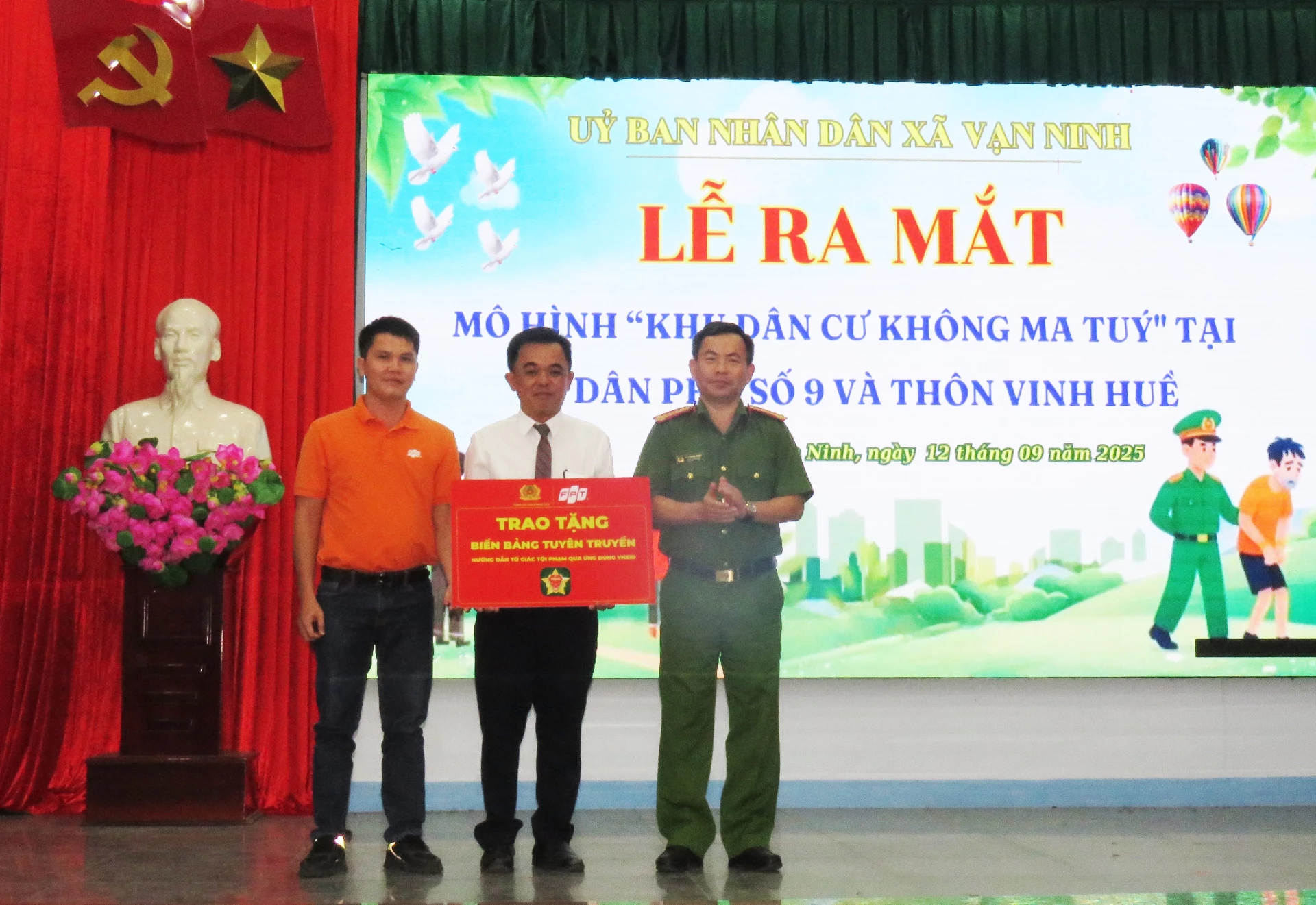 Lãnh đạo Công an tỉnh và lãnh đạo Công ty FPT Khánh Hòa trao tặng panô tuyên truyền phòng, chống ma túy cho xã Vạn Ninh.