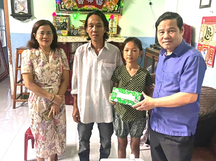 Phường Bắc Cam Ranh động viên một học sinh có hoàn cảnh khó khăn quay lại trường học