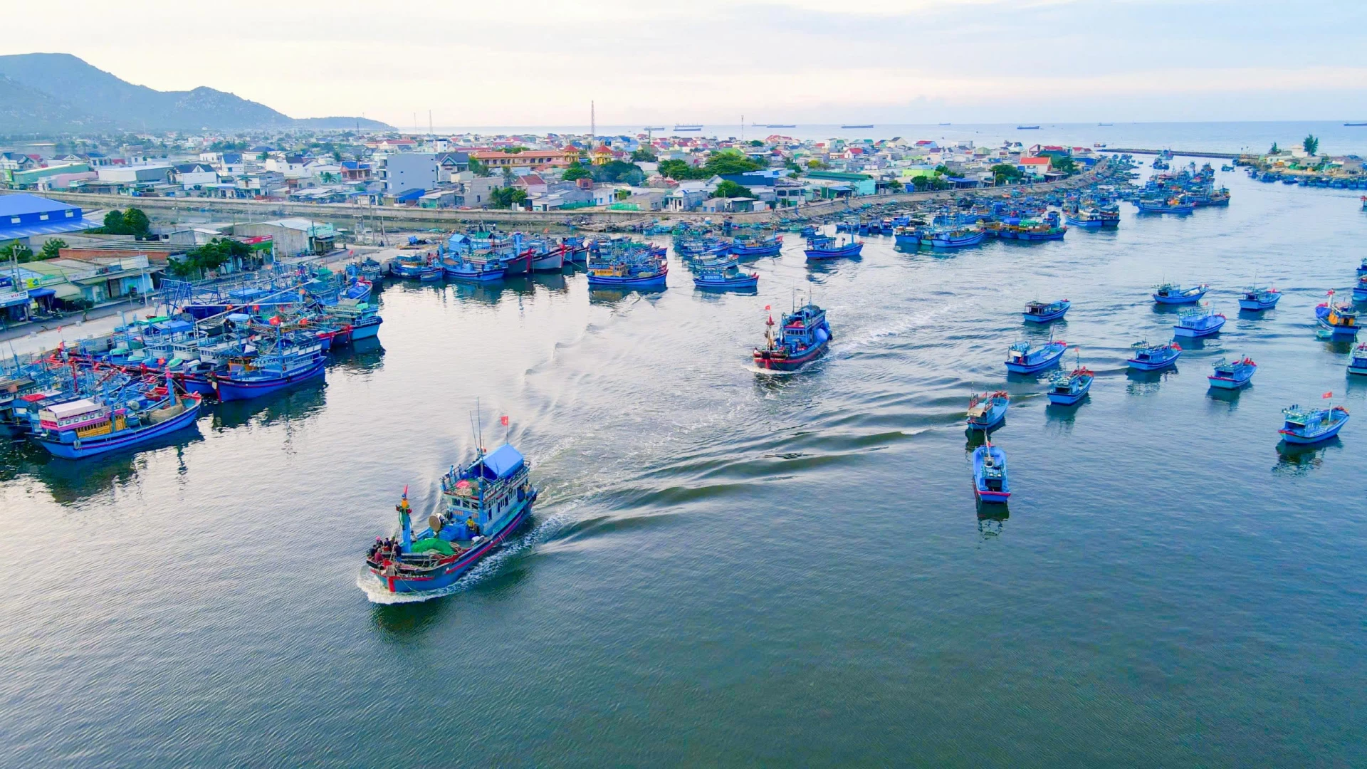 Fishermen of Ca Na commune go out to sea for fishing.
