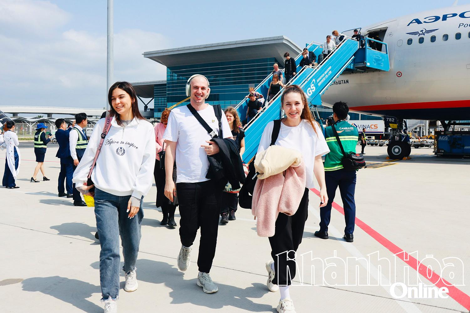 Khách Nga bay thẳng đến Khánh Hòa trên chuyến bay của Hãng hàng không Aeroflot.
