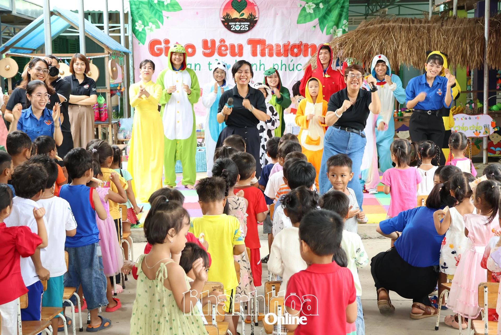 Thành viên nhóm thiện giao lưu với các cháu học sinh.