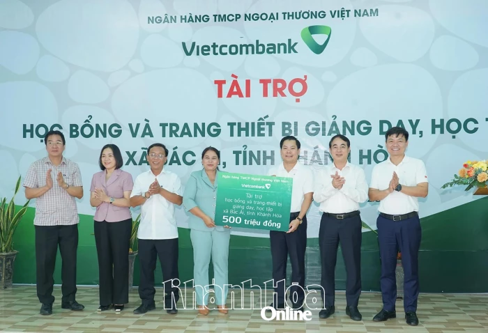 Trao tài trợ học bổng và trang thiết bị giảng dạy, học tập cho xã Bác Ái và xã Anh Dũng