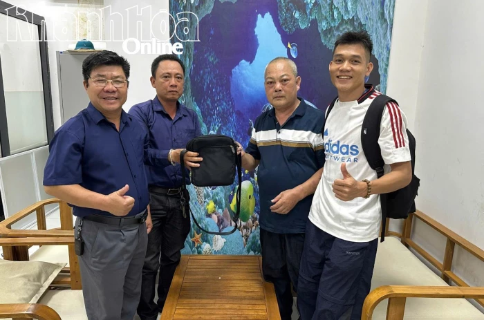 Trả lại tài sản du khách bỏ quên tại Bến tàu Du lịch Nha Trang