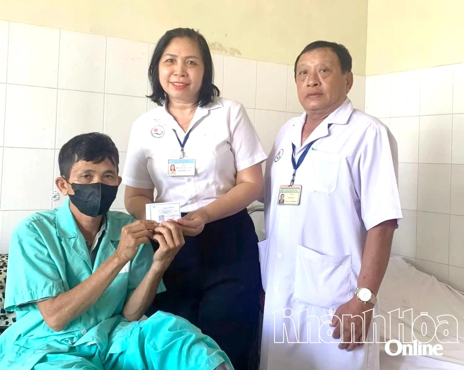 Lãnh đạo Phòng Công tác xã hội Bệnh viện Đa khoa Khánh Hòa trao thẻ BHYT cho bệnh nhân.