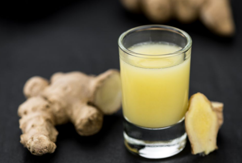 Uống nước ép gừng pha loãng buổi sáng mang lại nhiều lợi ích cho sức khỏe.