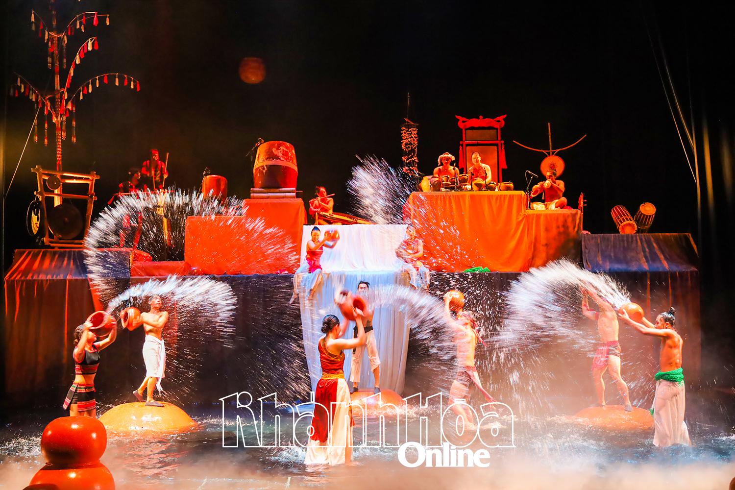 Cảnh vui đùa của các chàng trai, cô gái trong Chum Show.
